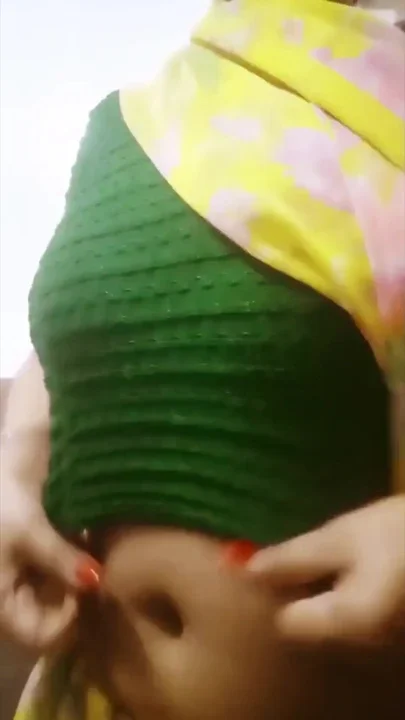 Desi Bhabhi Saree Tease - Slow Lifting & Peeking - No Face - 4K High Quality Clip 2