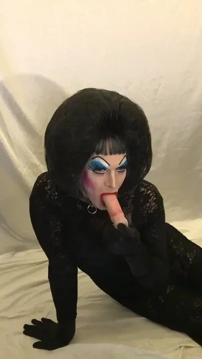 Drag Queen Slut starting webcam with a Master Clip 2
