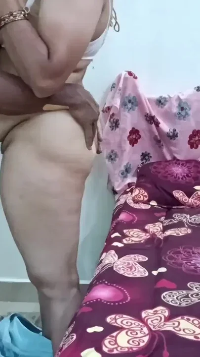 Podavai la aunty showing boobs and pussy Clip 1