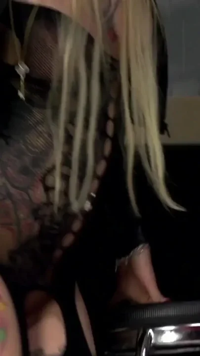 Sexy tattooed babe gets a lovely deepthroat from her fucker