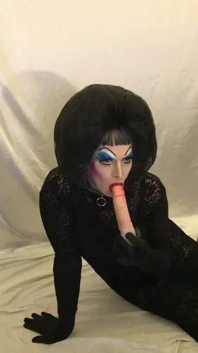 Drag Queen Slut starting webcam with a Master Clip 1