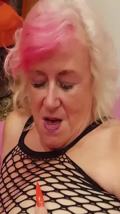 Granny Blows in the Bathtub and Eats a Load of Cum