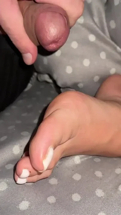 Cumming on My Sole While I Ignor Him
