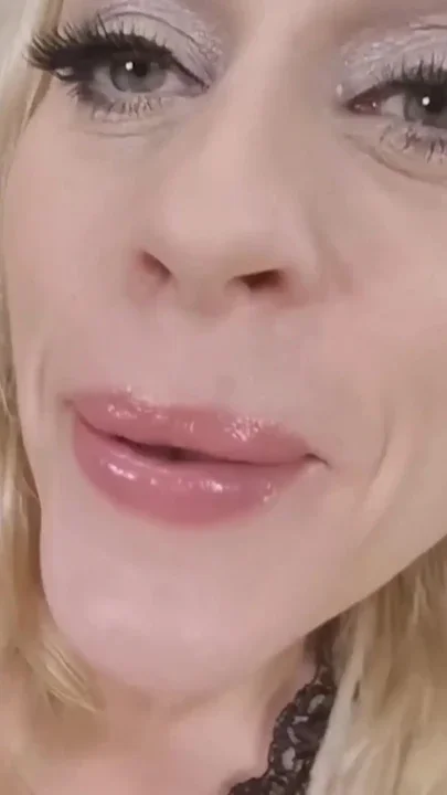 Blonde MILF squirt during rough fist fuck lesson