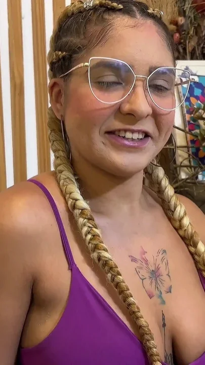 She Got Tired of Her Boyfriend with the Small Penis and Stretched Her Pussy Wide
