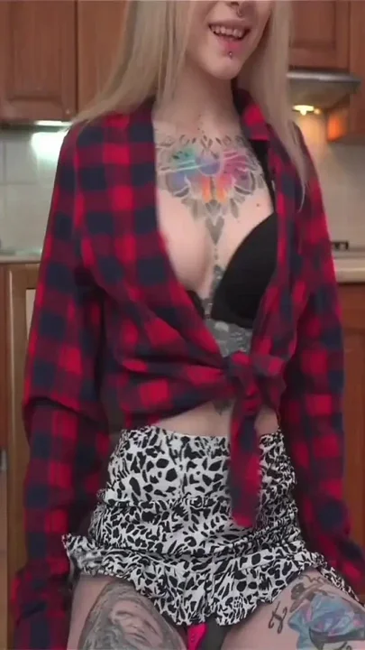 I Jerk off My Pussy Sitting on the Kitchen Table Karneli Bandi