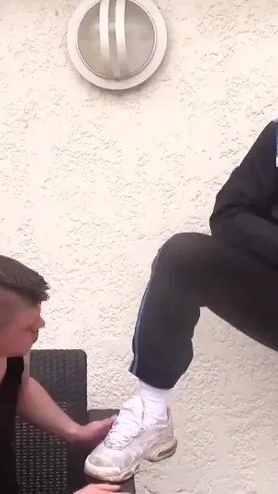 Leo Senthy submissive bareback to the sneakers of Jess Royan