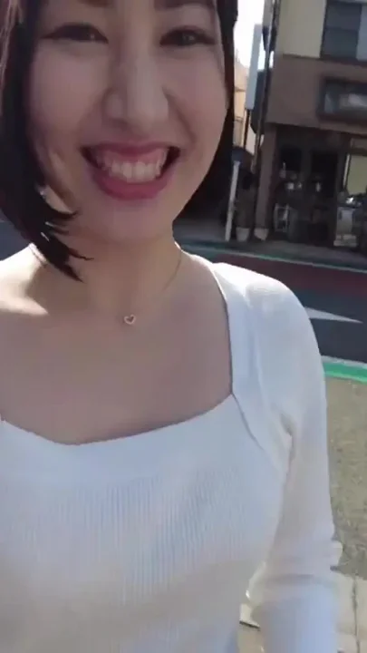 Public Ripple - a Sensitive Cutie Shows Her No-hands Trick on a City Acme Walk Chapter-2