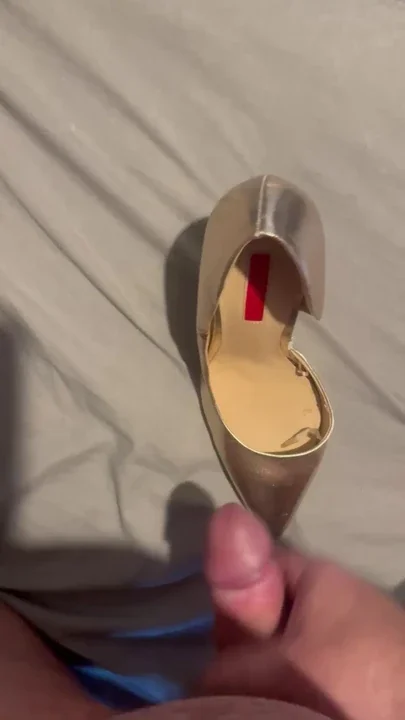 Cumming on gold heels