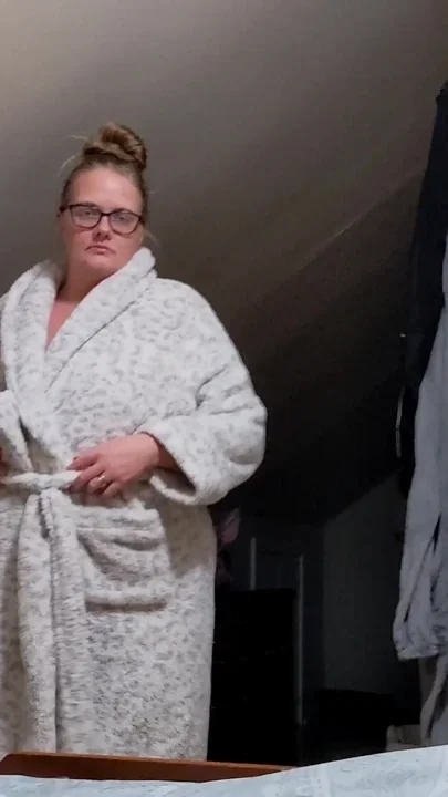 Chubby MILF Gives a Blowjob Before Bed