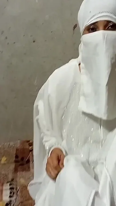 Hot Muslim Babe in White Hijab Was Fucked by Uncut Dick
