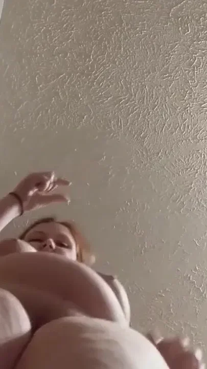 Tiny humans in the giantess's room