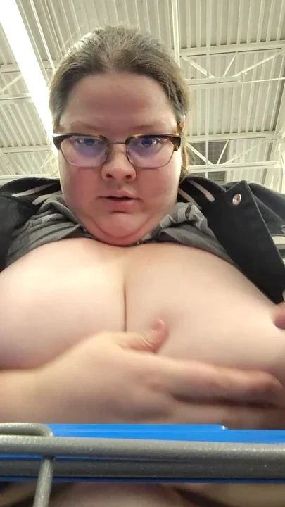 Bratbarbie95 flashing titties in Walmart