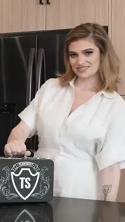 Kissing a Girl Is Different Than Kissing a Guy and Fucking Too Her Hot Stepmom