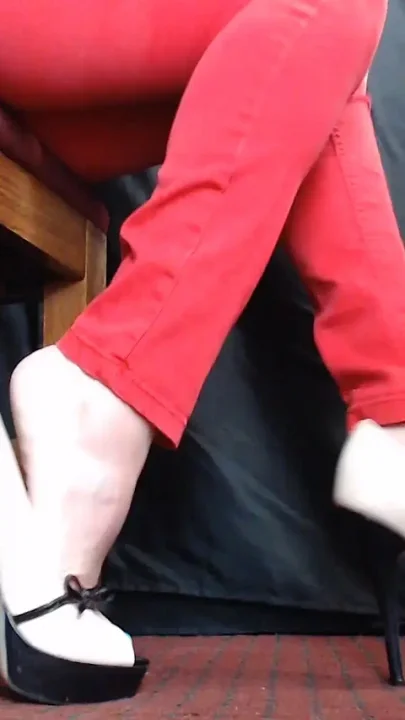 Sexy toe cleavage heel popping