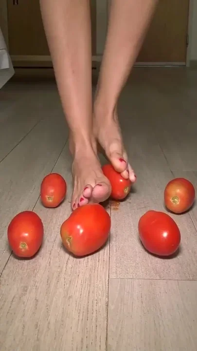 She makes tomato juice naked and gets horny while doing it