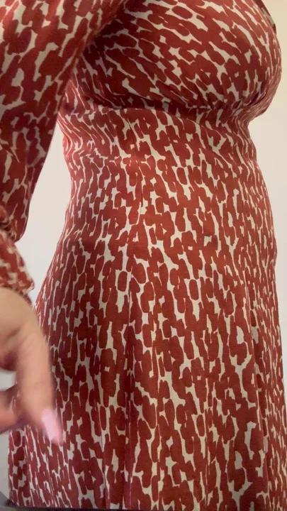 Hot milf secretary shows off her sexy and buldind ass