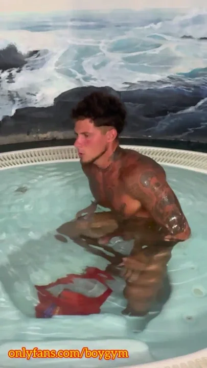BIG CUMSHOT in JACUZZI public cum