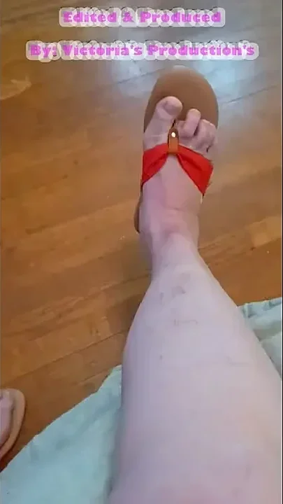 Nv Shows off Her Sexy Feet in Red Flip Flops