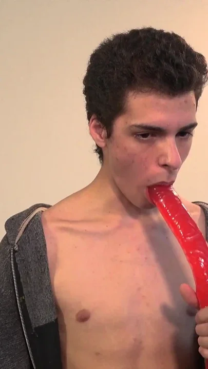 Amateur twink jerks off while stuffing a huge dildo in his tight asshole