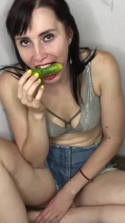 While my husband is on a business trip I'm playing with a cucumber Clip 3