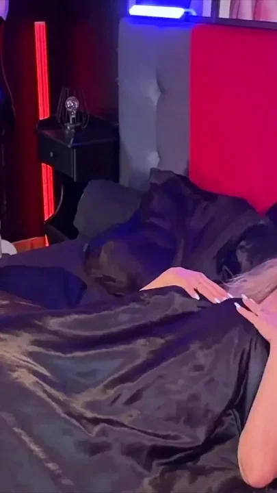 A Cougar Fucked as Soon as She Wakes up