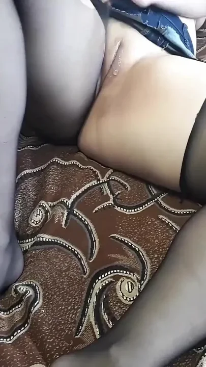 18 Year Old Girl Shows a Vagina