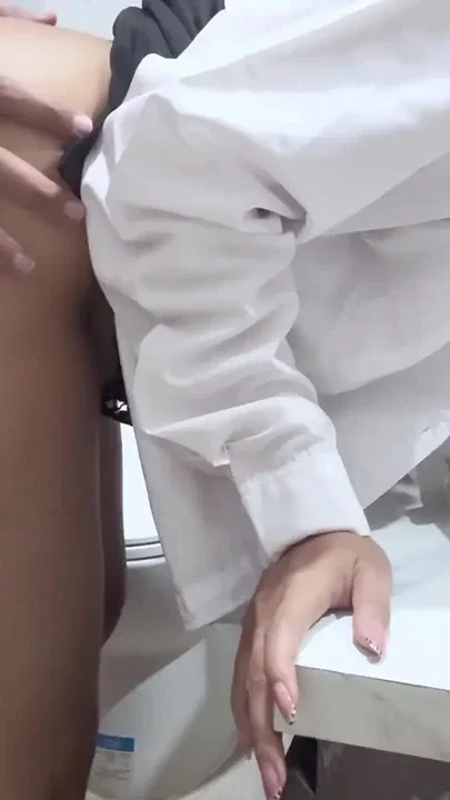 Cewek Magang Dipake Sama Boss Dikamar Mandi Umum Clip 1