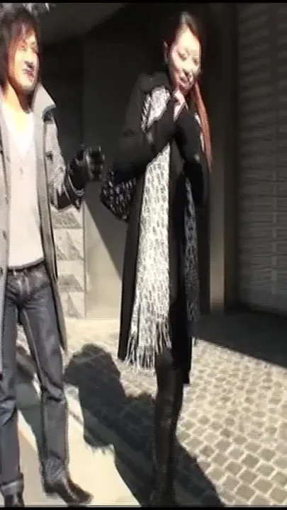M772g12 Pick up a Celebrity Wife Who Goes to the City and Touch Her Body Without