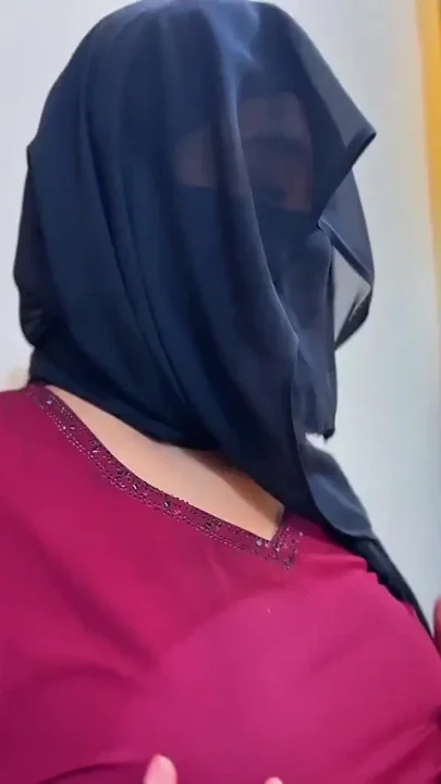 Beautiful Hot Stepmom Open Her Burqa & Show Her Huge Ass in Saudi Arabia - Hijab