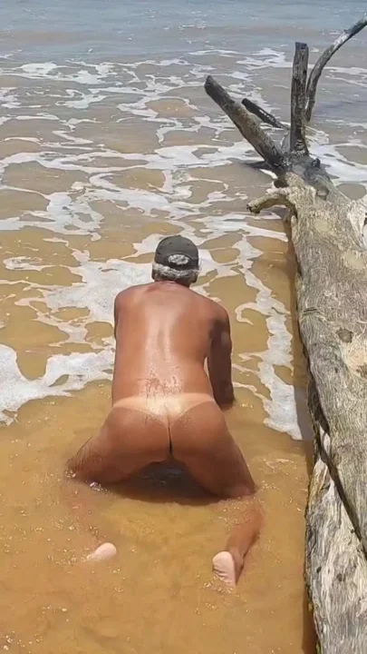 Ladysilva shaking her tanned ass on the beach