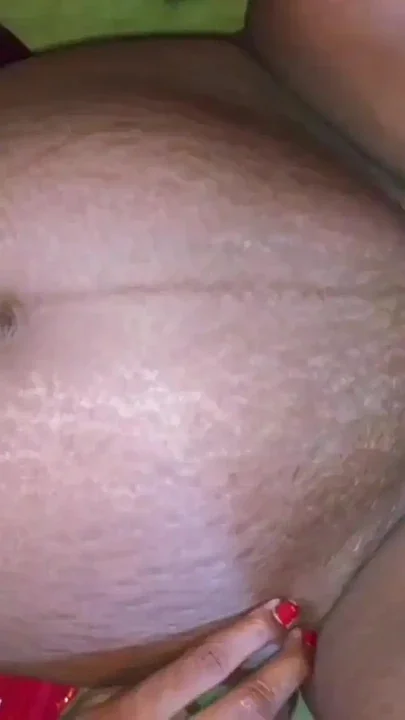 Hot Suman chut chudwane ke liye bahut bechain thi aur chut me ungli mat rahi thi