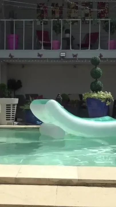French fucked raw in the swimming pool by Fred