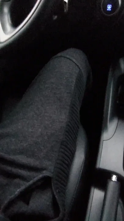 Amateur MILF gives a handjob to a taxi driver and teases him in the car in public Clip 1