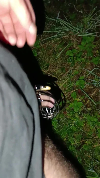 Pissing w klatce