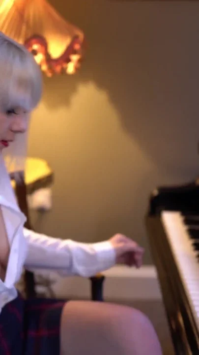 Dolliiy - Rock Hard Pianist