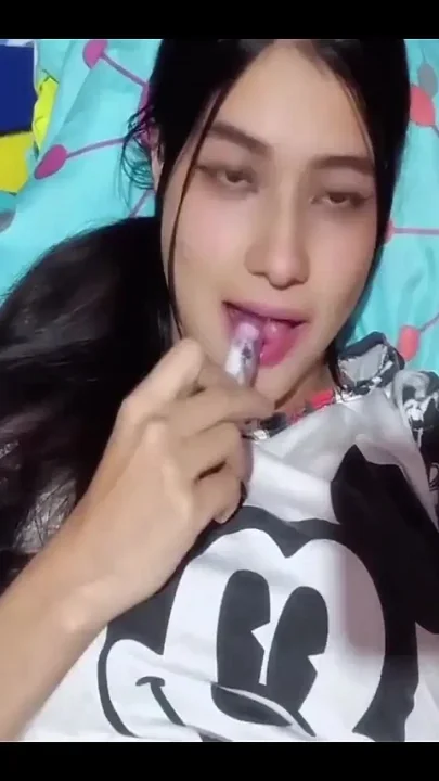 18-year-old College Girl Masturbates