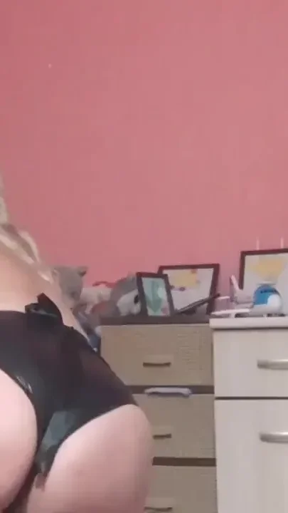 Horny maid in latex do very good cleaning service