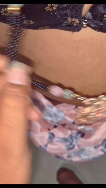 Indian hot bhabhi cleaning the house in hot saree Clip 2