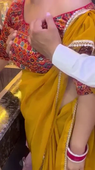 Naukarani Ki Behan To Ussey Bhi JADA Maaldaar Nikli Clip 1