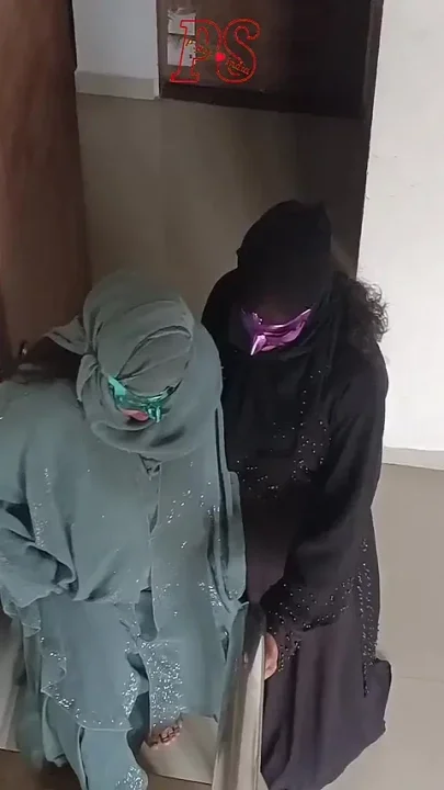 Two Muslim Bhabhis Wearing Burqas Got Fucked Together in Forced Blowjob Doggy