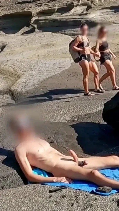 BEACH DICKFLASH FOR TWO GIRLSmy friend Fede goes to the beach with a friend of