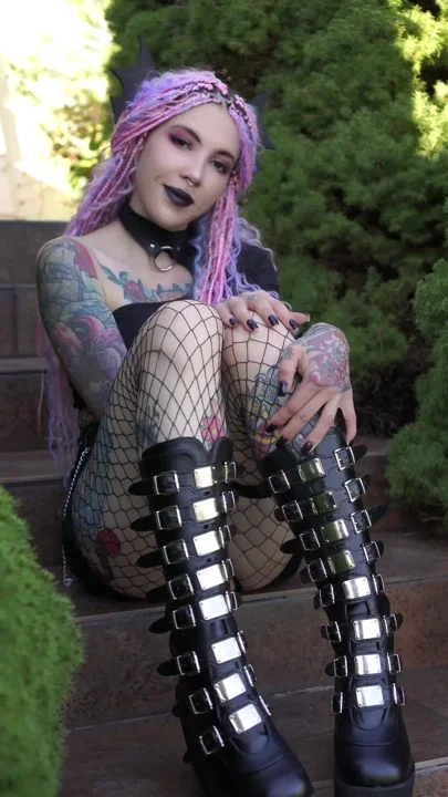 Did this gothic look just pull your eyes in deeper