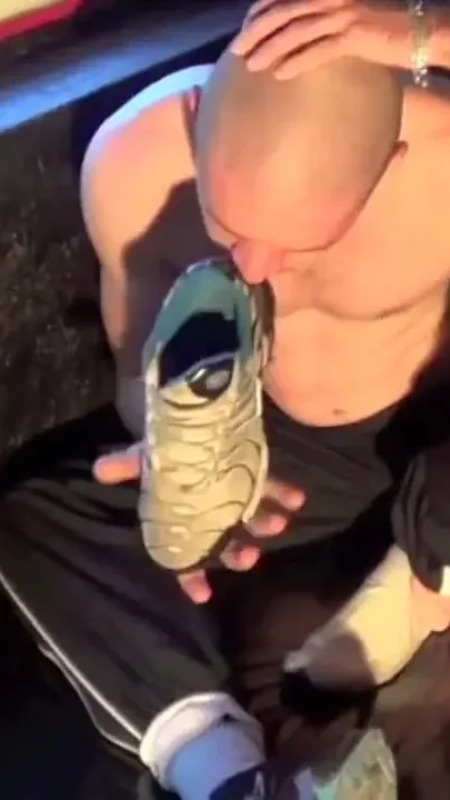 Ryan submissed to the sneakers of Fabio