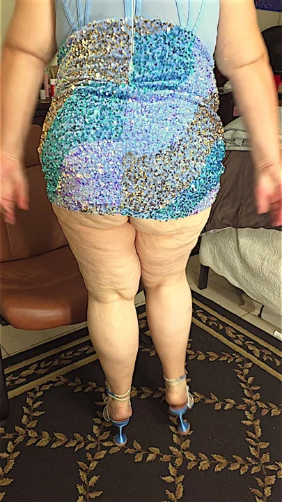 Hot sexy white milf granny showing of her thick beautiful legs and big fat juicy ass booty