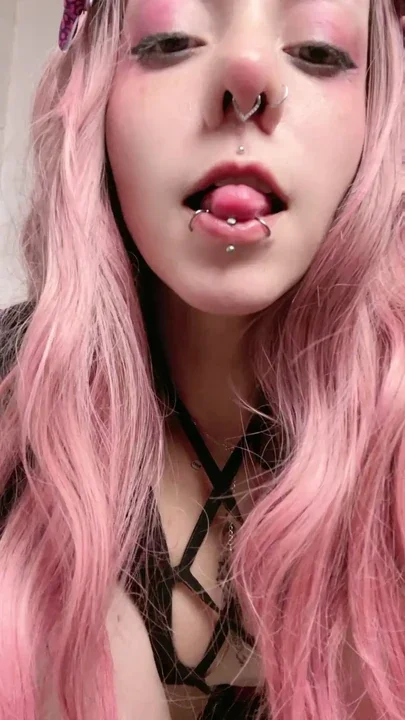 Do you want my innocent gamer eyes begging for cock