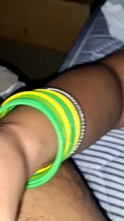 Hot Bhabhi Giving Hand Job Without Mood