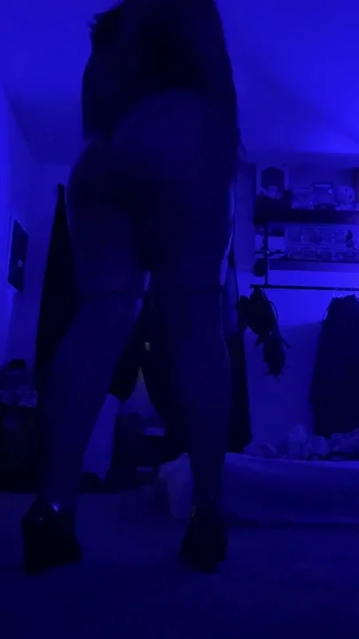 Makes me so horny putting oil all around my ass