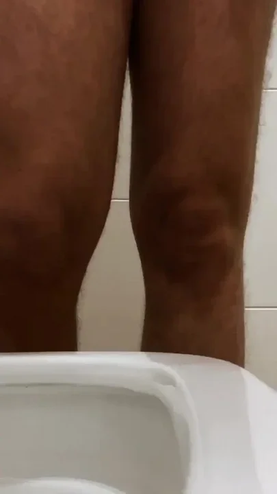 Crossdresser Con Un Gran Trasero En Minifalda Está Orinando