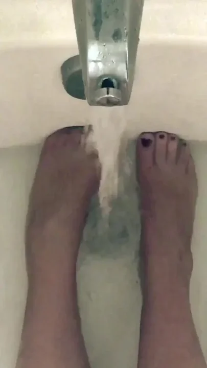 Busty BBW bathtub pantyhose play